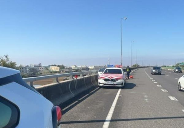 ▲國3快官路段驚見移工騎電動二輪車雙載。（圖／吳先生提供）