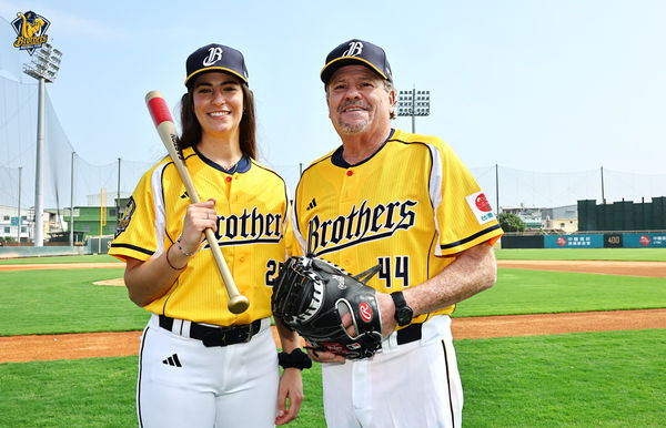 ▲▼中信兄弟外籍女打教莎菈（Sarah Edwards）與二軍復健投手教練葛瑞特（Mark Grater）。（圖／中信兄弟提供）