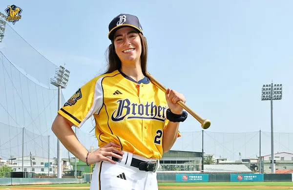 ▲▼中信兄弟外籍女打教莎菈（Sarah Edwards）與二軍復健投手教練葛瑞特（Mark Grater）。（圖／中信兄弟提供）