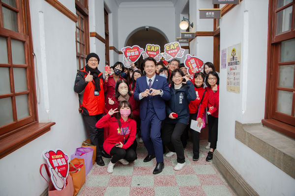 ▲邱臣遠代理市長率領秘書長張治祥及市府團隊，逐一走訪市府州廳辦公室各單位，致贈新春開運小紅包及小禮品。（圖／新竹市政府提供）