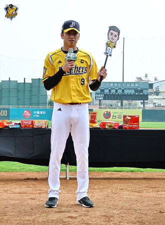 ▲▼王威晨帶著副隊長呂彥青的「替身」亮相。（圖／中信兄弟提供）