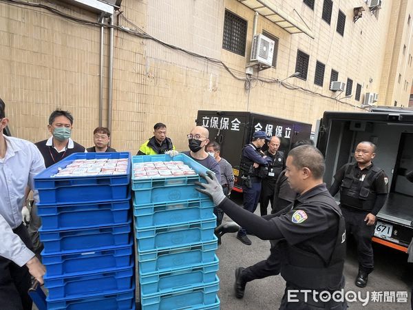 ▲▼台中警方在初六開工日，荷槍護送上億元現鈔。（圖／警方提供，下同）