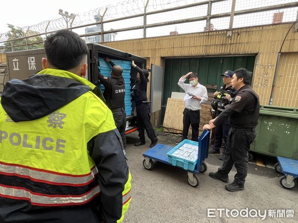▲▼台中警方在初六開工日，荷槍護送上億元現鈔。（圖／警方提供，下同）