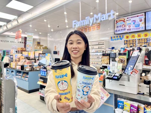 ▲▼全家聯名哆啦A夢，推出全新口味「紅豆牛奶霜淇淋」，還有現做飲品杯款、寵物商品活動、限定周邊等。（圖／全家提供）
