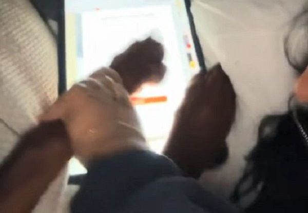 ▲杜賓犬迷上「玩平板」用嘴戳發光小球　還要媽幫還要媽幫忙跳過廣告。（圖／翻攝自TikTok／@socialeditbybritt）
