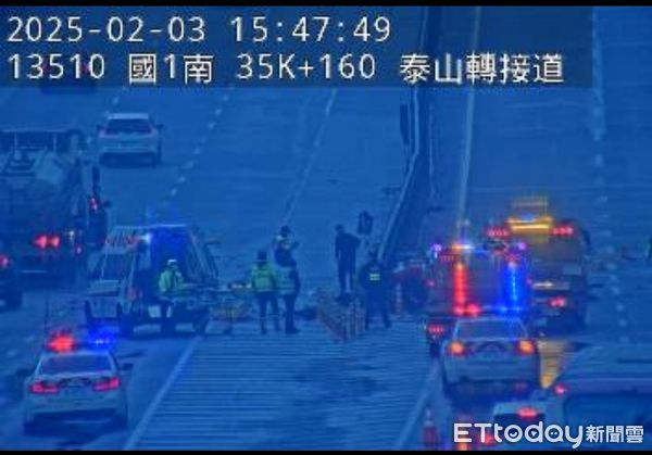 ▲▼國道1號南下35K小客車自撞，2人拋飛車外，1人雙腿骨折             。（圖／記者陳以昇翻攝）