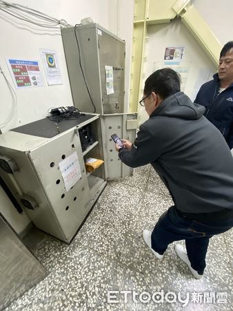 ▲▼台中宮廟過年收150萬香油錢無處存！警槍械室暫當保險箱。（圖／記者許權毅翻攝）