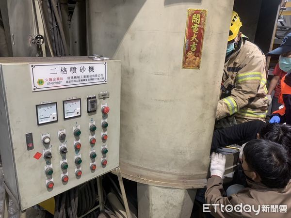 ▲31歲普姓工人疑因操作機器不慎手腕卡在機具內部，經消防人員設法搶救脫困後，傷者意識清楚，惟右已手腕變形，以救護車後送佳里奇美醫院救治。（圖／記者林東良翻攝，下同