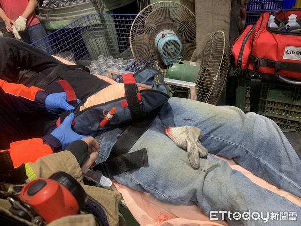 ▲31歲普姓工人疑因操作機器不慎手腕卡在機具內部，經消防人員設法搶救脫困後，傷者意識清楚，惟右已手腕變形，以救護車後送佳里奇美醫院救治。（圖／記者林東良翻攝，下同