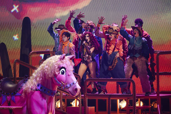 ▲葛萊美頒獎典禮：肯卓克拉瑪（Kendrick Lamar）、泰勒絲（Taylor Swift）、碧昂絲（Beyonce）、怪奇比莉（Billie Eilish）、莎賓娜卡本特（Sabrina Carpenter）、多琪（Doechii）、Chappell Roan、女神卡卡（Lady Gaga）與火星人布魯諾（Bruno Mars）克里斯馬汀（Chris Martin）。（圖／路透）