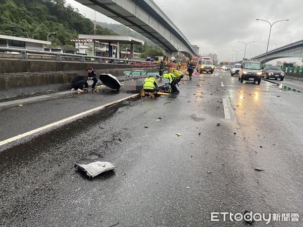 ▲▼保時捷跑車自撞國道分隔島，車頭撞爛             。（圖／記者陳以昇翻攝）