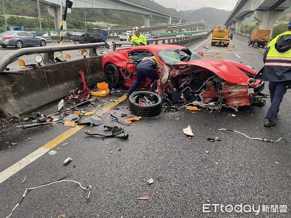 ▲▼保時捷跑車自撞國道分隔島，車頭撞爛             。（圖／記者陳以昇翻攝）