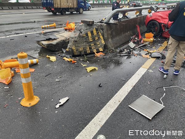 ▲▼保時捷跑車自撞國道分隔島，車頭撞爛             。（圖／記者陳以昇翻攝）