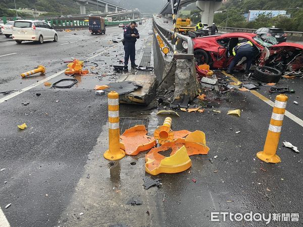 ▲▼保時捷跑車自撞國道分隔島，車頭撞爛             。（圖／記者陳以昇翻攝）