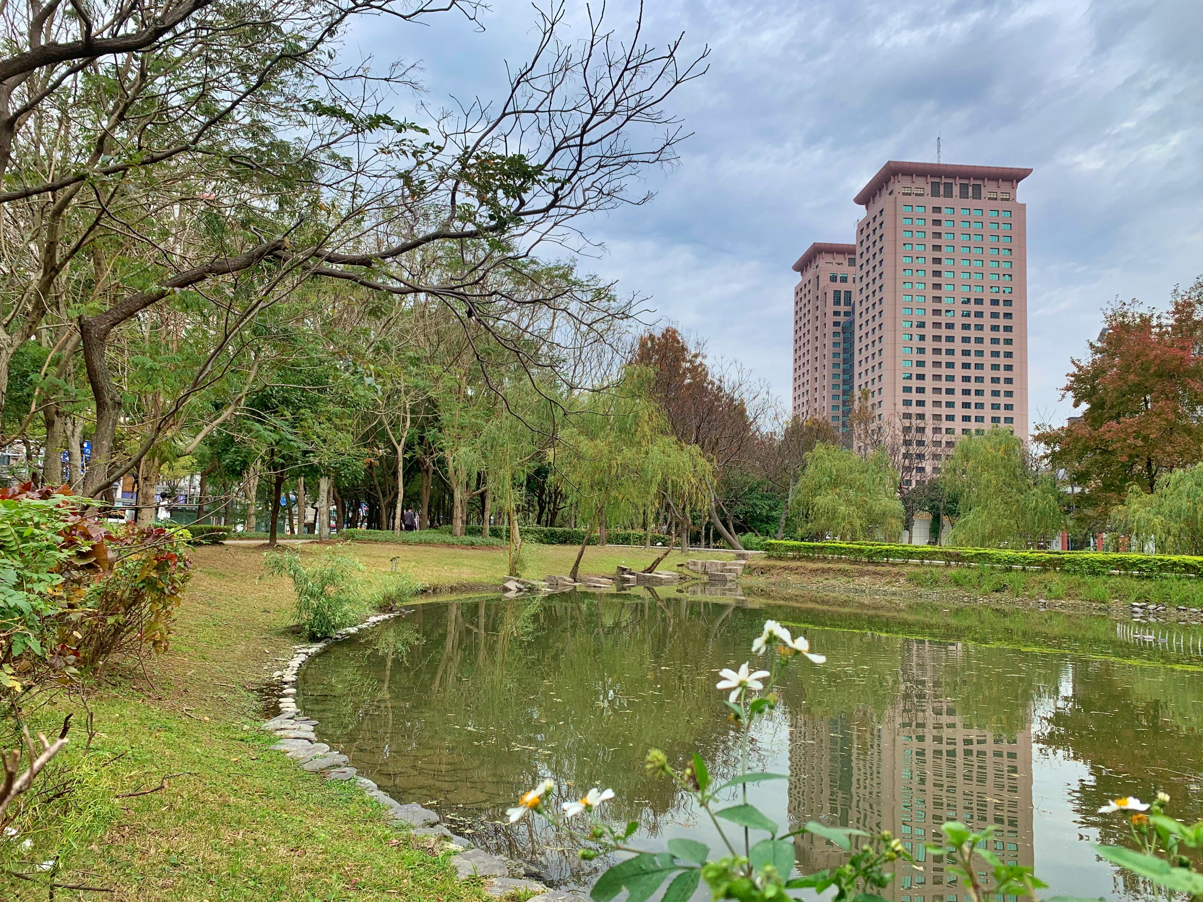 ▲元宵節祈福好去處！慈惠宮與萬坪公園雙重體驗。（圖／新北市景觀處提供）