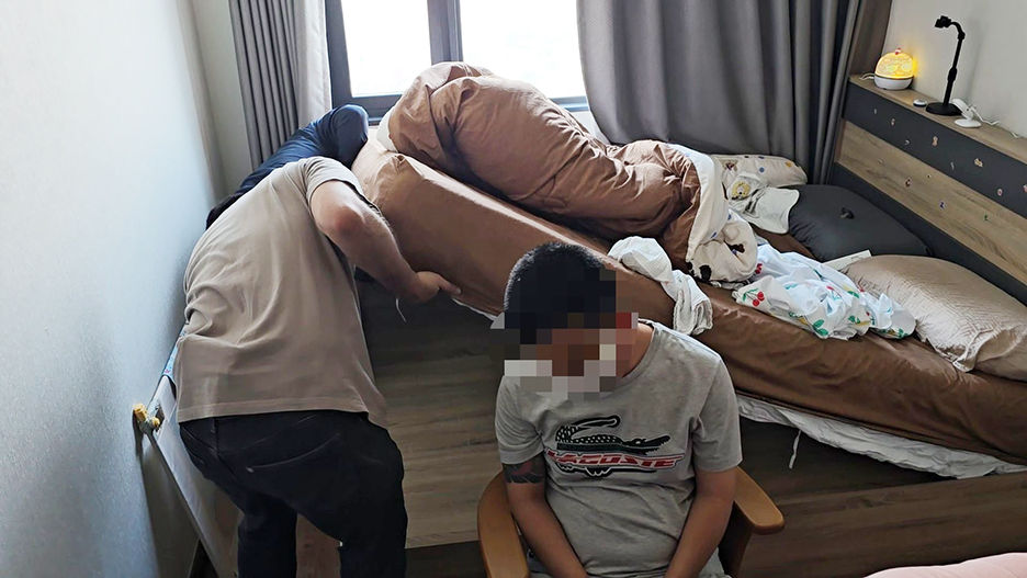 ▲台灣籍詐騙集團主管（灰衣男）在泰國被捕。（圖／翻攝自Khaosod）