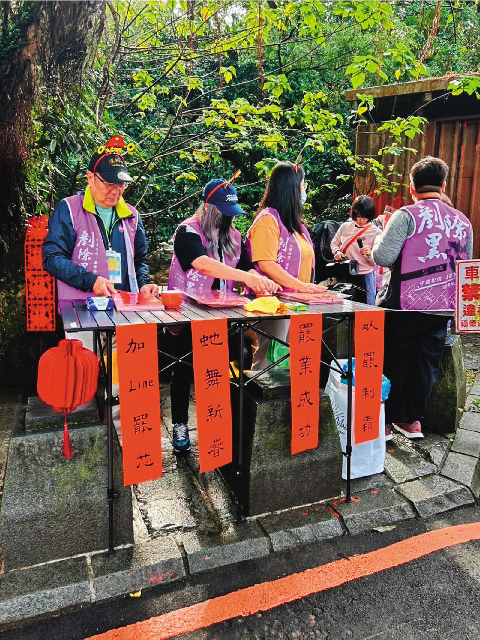 罷徐巧芯團體廣設連署站衝刺，一度險與出席活動的徐撞場。（翻攝剷除黑芯臉書）