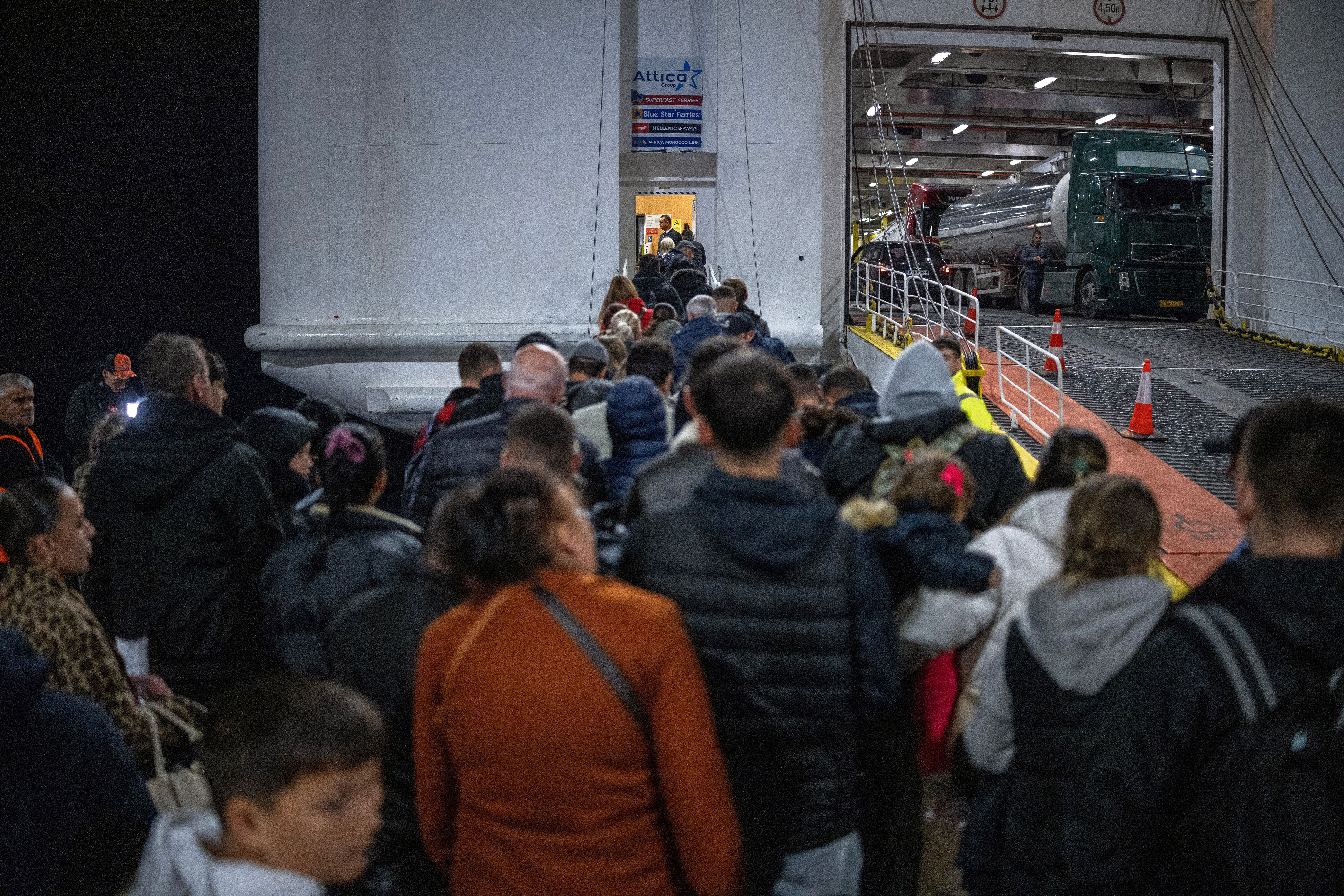 ▲▼ 希臘聖托里尼島（Santorini）地震頻頻，許多人乘坐渡輪和飛機離開。（圖／路透）