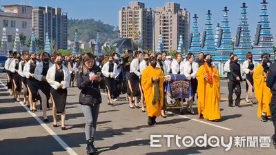 三環幫大哥告別式!旗袍妹露腿推棺上悍馬 樂隊奏《我心已打烊》