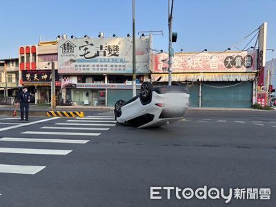 苗栗轎車自撞行人庇護島!四腳朝天躺路中 駕駛喊「突暈眩」釀禍