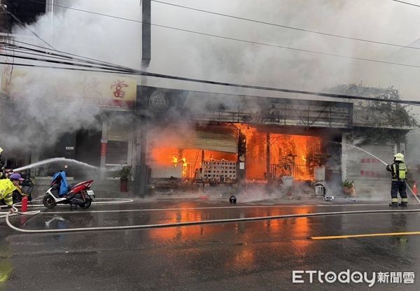 ▲▼警消全力灌救，迅速撲滅（圖／桃園市政府消防局提供）