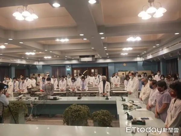 ▲台南市郭綜合醫院副院長馮漢賢於一月三十一日辭世，享壽六十一歲，院方晨會默哀一分鐘。（記者林云翻攝）