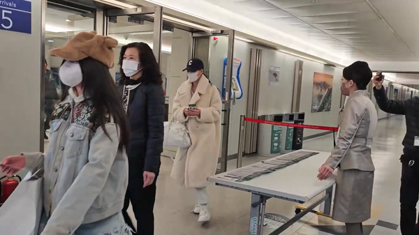 ▲▼大S家族旅遊途中離世　小S 2女兒相伴回台。（圖／桃園機場記者聯誼會提供）