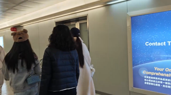 ▲▼大S家族旅遊途中離世　小S 2女兒相伴回台。（圖／桃園機場記者聯誼會提供）