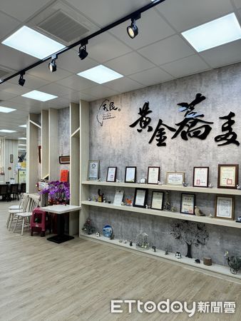 ▲台南玉井知名的「黃金蕎麥探索館」在1月21日強震中受到嚴重損害，在創辦人林家寶的堅持與團隊的努力下，於春節期間恢復營業，市長黃偉哲特別前往探訪關心。（圖／記者林東良翻攝，下同）