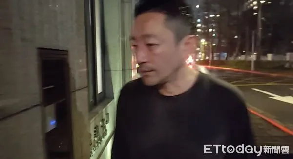 ▲▼汪小菲淋雨漫步 。（圖／娛樂中心攝）