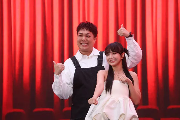 圖一：世新大學產學合作戲劇才藝選秀節目《戲戲品味》節目主持人徐凱希（右）與關韶文（左）。（圖／世新大學提供）