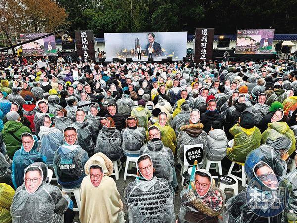 柯文哲涉貪事證一一浮現，但民眾黨卻將全案導為執政黨的政治迫害，甚至在今年一月發起「釘孤枝」遊行。