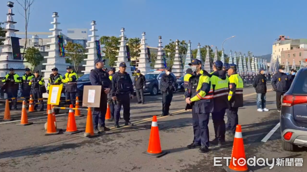 ▲▼三環幫角頭劉憲治告別式，警方出動特警全副武裝維安。（圖／記者陸運陞攝）