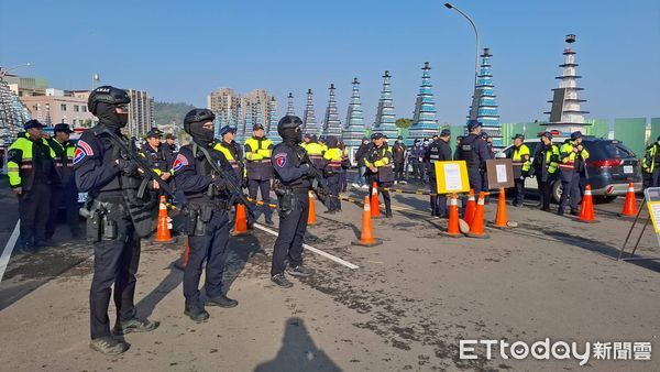 ▲▼三環幫角頭劉憲治告別式，警方出動特警全副武裝維安。（圖／記者陸運陞攝）