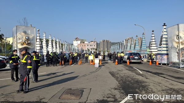 ▲▼三環幫角頭劉憲治告別式，警方出動特警全副武裝維安。（圖／記者陸運陞攝）