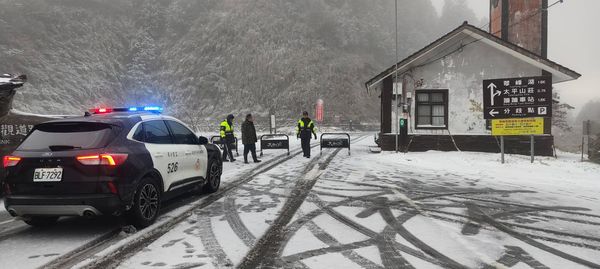 ▲▼太平山4日凌晨最低溫-1度下冰霰，雪白美景遊客驚喜。（圖／太平山莊提供，下同）