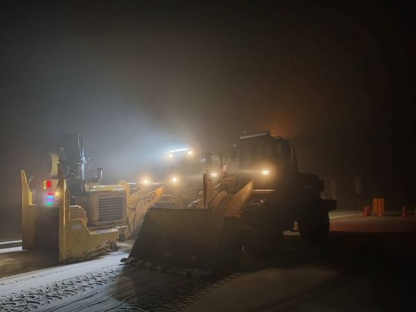 ▲▼             台14甲線翠峰至大禹嶺入夜仍持續下雪，公路局出動鏟雪車清理路面。（圖／交通部公路局中區養護工程分局提供，下同）