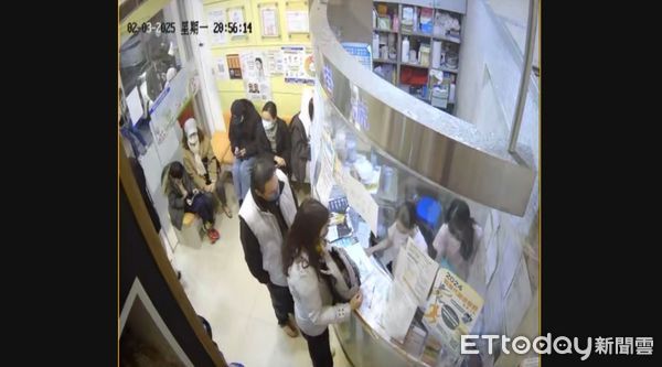 ▲民眾搶打疫苗。（圖／施勝桓醫師提供）