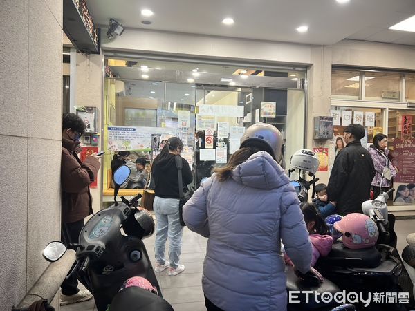 ▲民眾搶打疫苗。（圖／施勝桓醫師提供）