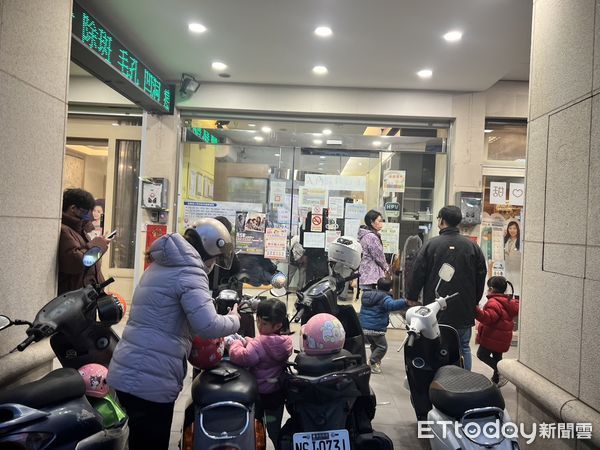 ▲民眾搶打疫苗。（圖／施勝桓醫師提供）