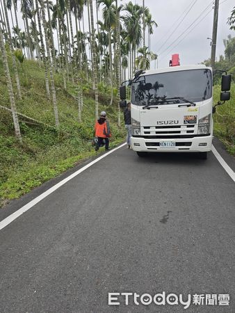 ▲▼  玻璃業者出動吊車協助餐帳機車吊掛翻正  。（圖／讀者提供）