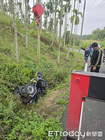 ▲▼  玻璃業者出動吊車協助餐帳機車吊掛翻正  。（圖／讀者提供）