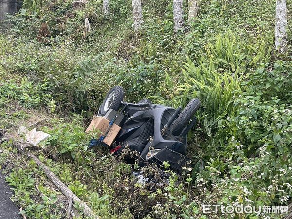 ▲▼  玻璃業者出動吊車協助餐帳機車吊掛翻正  。（圖／讀者提供）