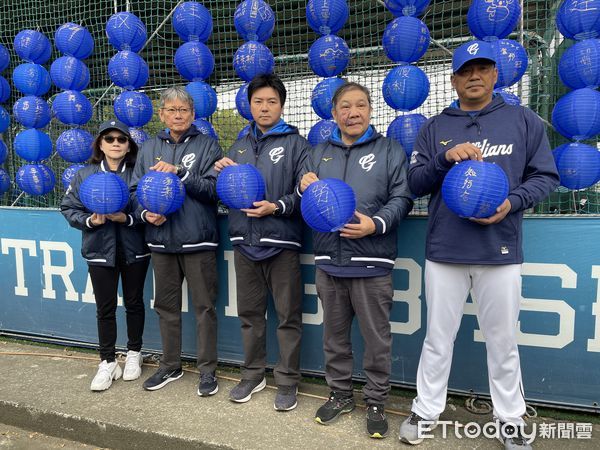 ▲富邦悍將開訓，陳昭如、郭泰源、林威助、林華韋、陳金鋒。（圖／記者楊舒帆攝）