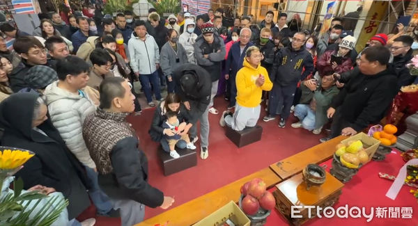 ▲台南市南區四鯤鯓龍山寺舉辦清水祖師轉運金擲筊比賽，吸引7000餘人報名參賽，人潮擠爆廟埕來試手氣，最後由1歲多謝姓男童獲大獎30萬元。（圖／記者林東良翻攝，下同）