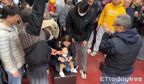 ▲台南市南區四鯤鯓龍山寺舉辦清水祖師轉運金擲筊比賽，吸引7000餘人報名參賽，人潮擠爆廟埕來試手氣，最後由1歲多謝姓男童獲大獎30萬元。（圖／記者林東良翻攝，下同）