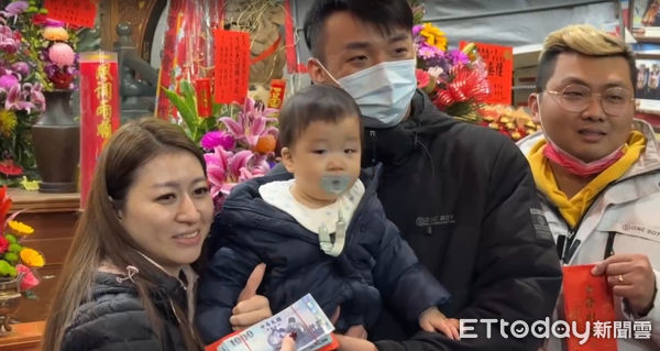 ▲台南市南區四鯤鯓龍山寺舉辦清水祖師轉運金擲筊比賽，吸引7000餘人報名參賽，人潮擠爆廟埕來試手氣，最後由1歲多謝姓男童獲大獎30萬元。（圖／記者林東良翻攝，下同）