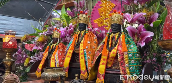 ▲台南市南區四鯤鯓龍山寺舉辦清水祖師轉運金擲筊比賽，吸引7000餘人報名參賽，人潮擠爆廟埕來試手氣，最後由1歲多謝姓男童獲大獎30萬元。（圖／記者林東良翻攝，下同）