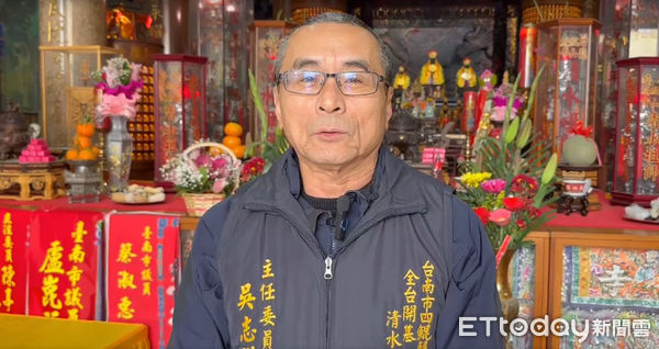 ▲台南市南區四鯤鯓龍山寺舉辦清水祖師轉運金擲筊比賽，吸引7000餘人報名參賽，人潮擠爆廟埕來試手氣，最後由1歲多謝姓男童獲大獎30萬元。（圖／記者林東良翻攝，下同）