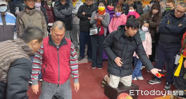 ▲台南市南區四鯤鯓龍山寺舉辦清水祖師轉運金擲筊比賽，吸引7000餘人報名參賽，人潮擠爆廟埕來試手氣，最後由1歲多謝姓男童獲大獎30萬元。（圖／記者林東良翻攝，下同）